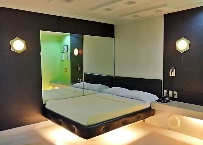 Hotel Orchids Drive 3*